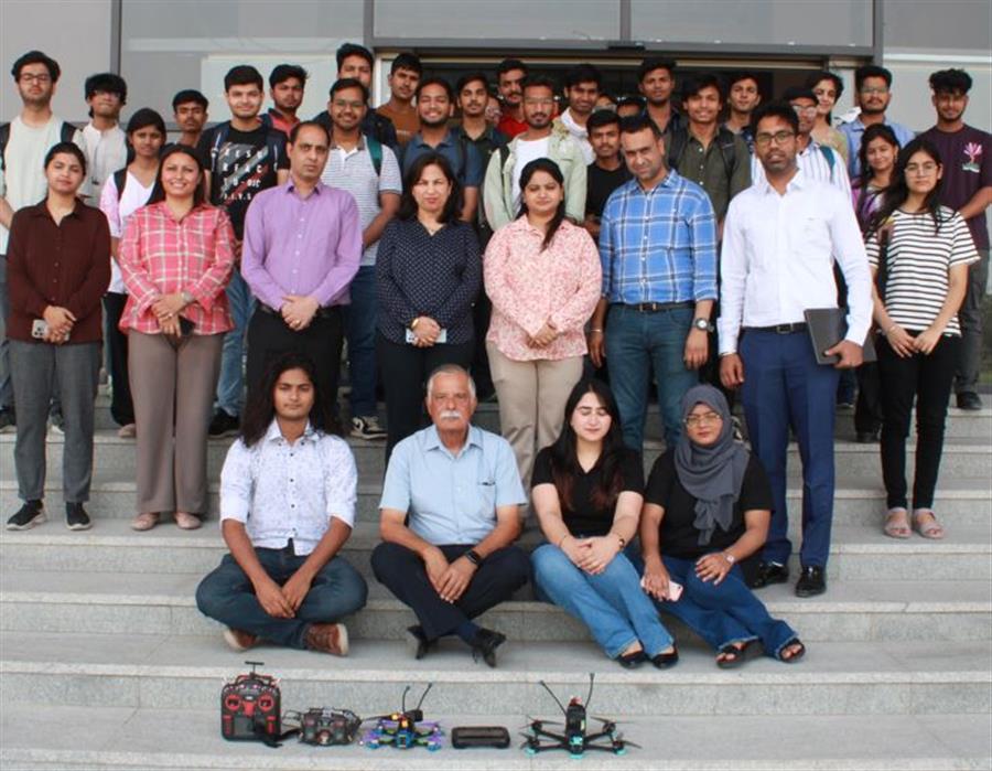 एमिटी यूनिवर्सिटी पंजाब का कैरियर मार्गदर्शन और प्लेसमेंट सेल ड्रोन प्रौद्योगिकी कार्यशाला के माध्यम से छात्रों को सशक्त बनाता है