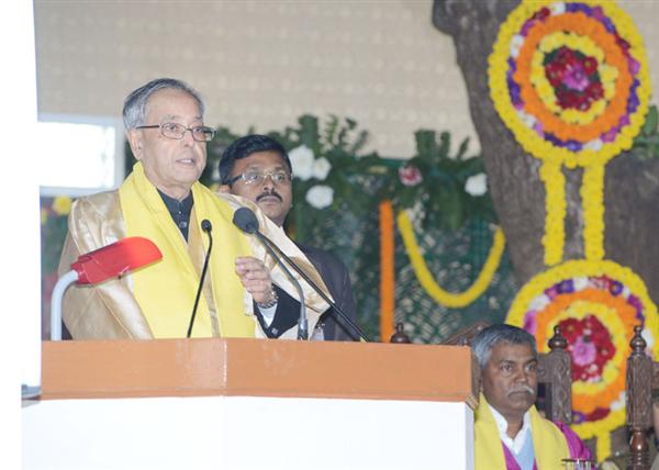 राष्ट्रपति श्री प्रणब मुखर्जी 10 जनवरी, 2014 को कोलकाता में भारतीय सांख्यिकी संस्थाीन के 48वें दीक्षांत समारोह को सम्बोधित करते हुए